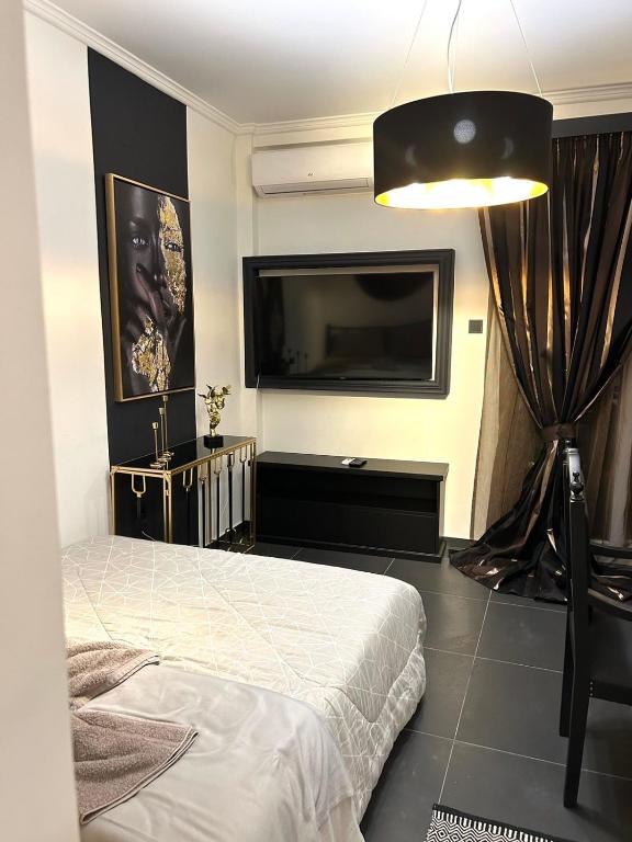 FIFTY SHADES OF BLACK - 18