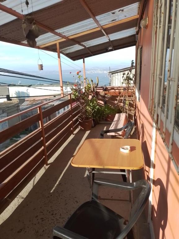 una mesa y sillas en el balcón de un edificio en Hostal Armando, en Valparaíso