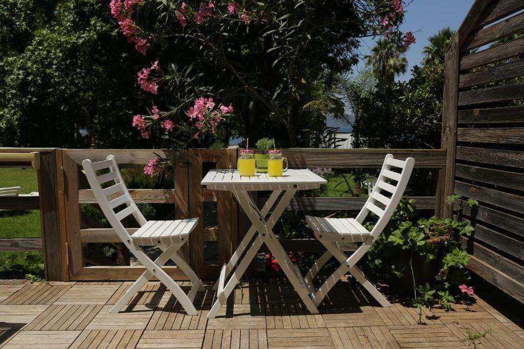 - une table blanche et 2 chaises sur la terrasse dans l'établissement Golden Key Hisaronu, à Hisarönü