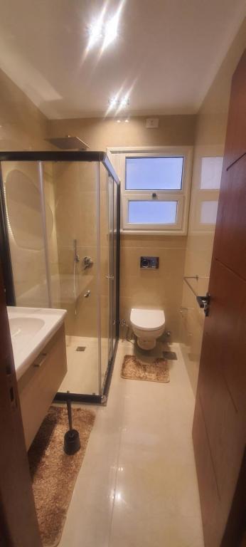 Koupelna v ubytování Luxurious apartment in Madinaty, new Cairo city beside Carrefour and mall