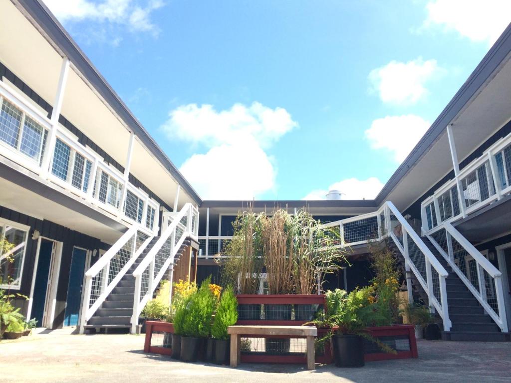 un patio de un edificio con escaleras y plantas en Salt Hotel, en Ilwaco