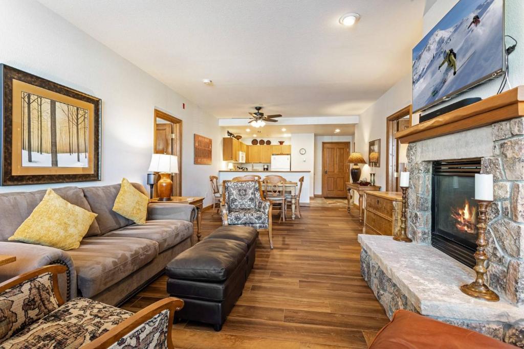 un soggiorno con divano e camino di Chapel Square 220 ad Avon