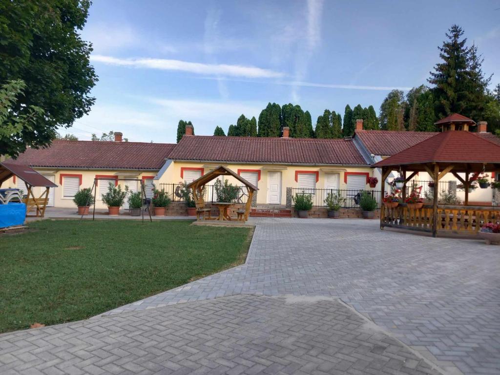 un edificio con un pabellón y un patio en Siesta Üdülő, en Igal