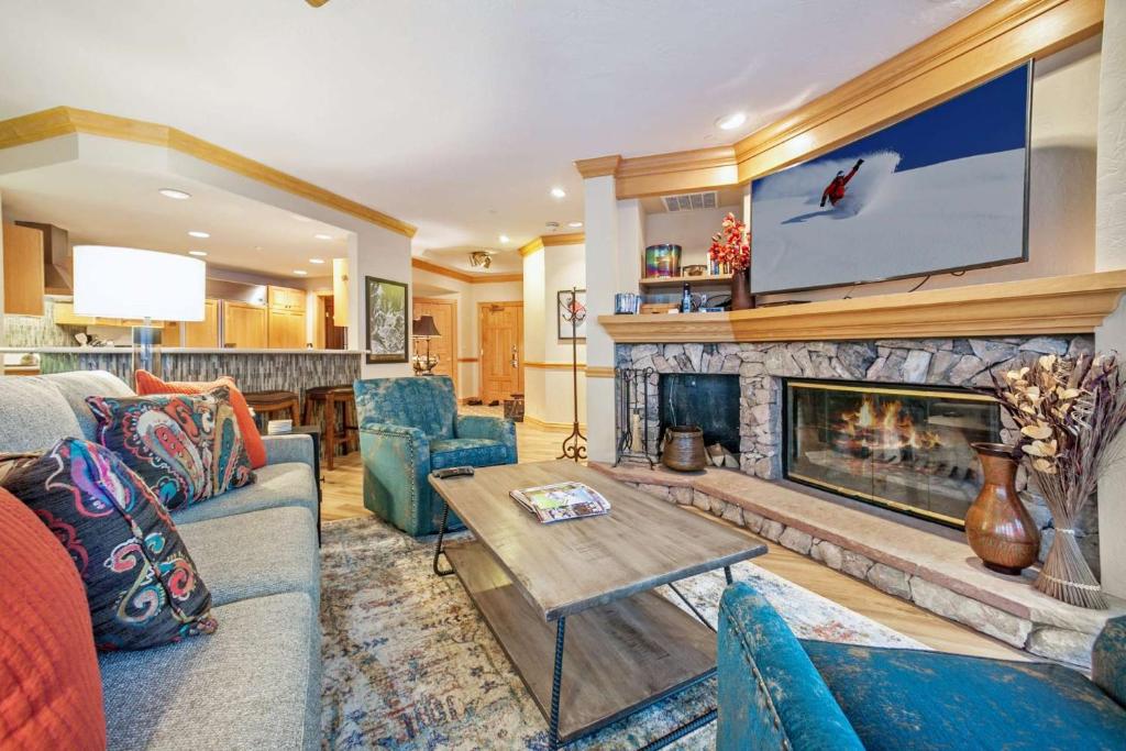 ein Wohnzimmer mit einem Sofa und einem Kamin in der Unterkunft Beaver Creek Lodge 421 in Beaver Creek