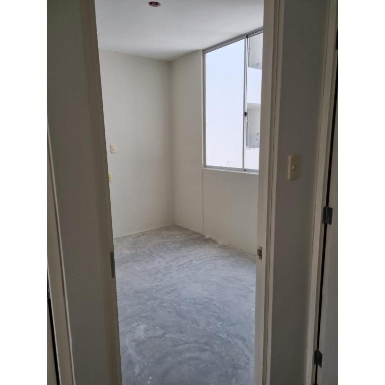 une pièce vide avec une fenêtre et une porte en verre dans l'établissement Alquiler de habitación, à Piura