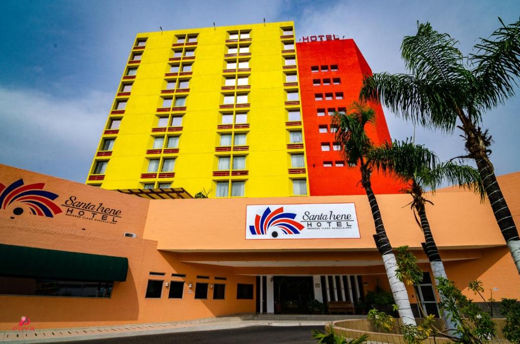 グアダラハラにあるHotel Santa Irene Guadalajaraのホテルのある高い黄色と赤の建物