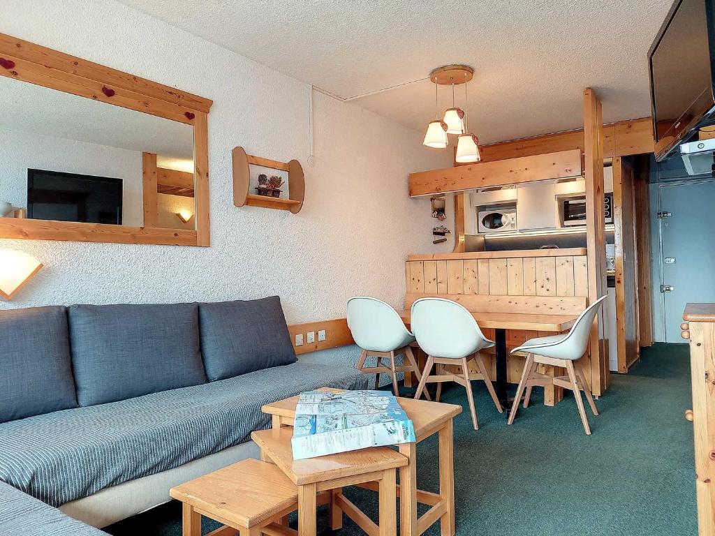 un salon avec un canapé et une table dans l'établissement Appartement avec Balcon, Centre Station, Proche Pistes et Commerces, Wifi Gratuit - FR-1-346-521, à Arc 1800