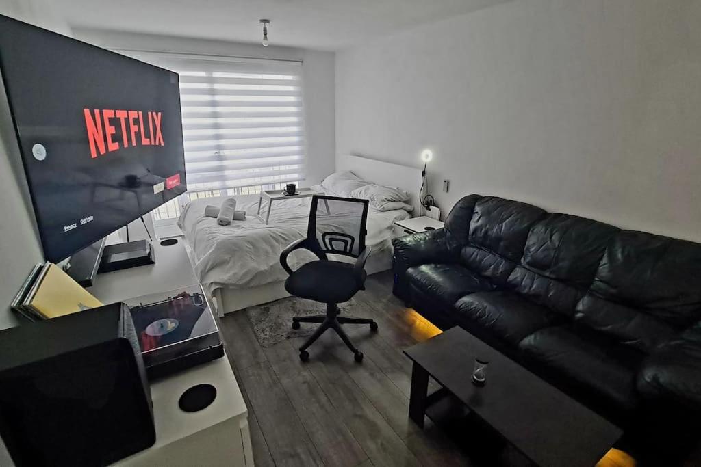 Stylish room kingsize bed 1 stop from Wembley stadium