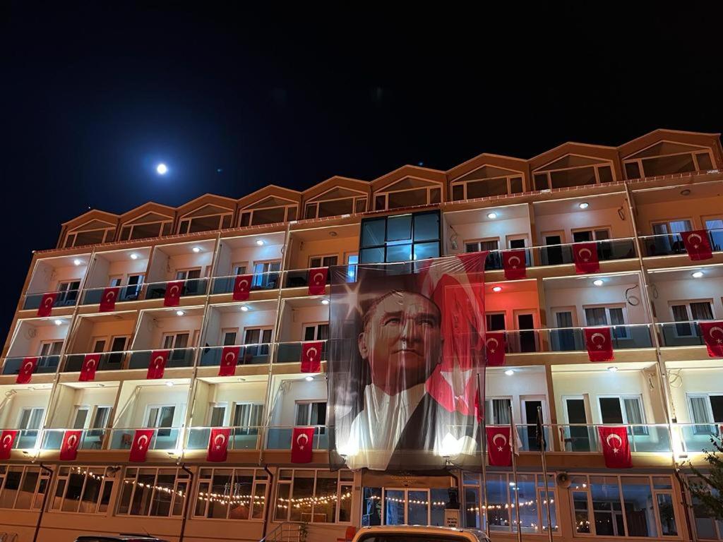 ein Gebäude mit einem Bild von einem Gesicht darauf in der Unterkunft Gürsoy Kampüs Otel in Beysehir