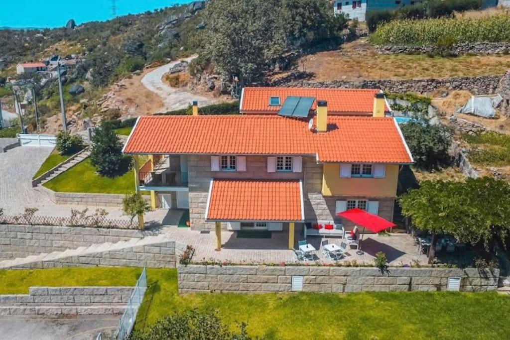 eine Luftansicht eines Hauses mit orangefarbenem Dach in der Unterkunft Villa Avó Zizi 