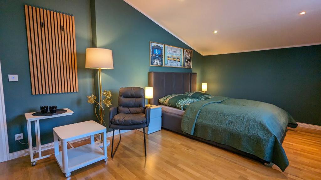 1 dormitorio con 1 cama, 1 silla y 1 mesa en 3 ROOMS - Zimmervermietung nähe Flughafen BER - gratis WLAN, Parken & Netflix en Berlín