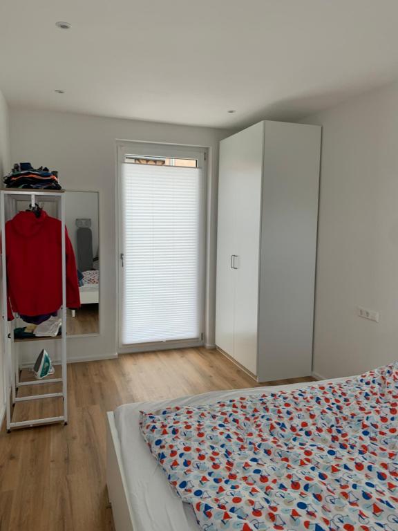 - une chambre avec un lit et un placard dans l'établissement Wohnung in Reutlingen, à Reutlingen