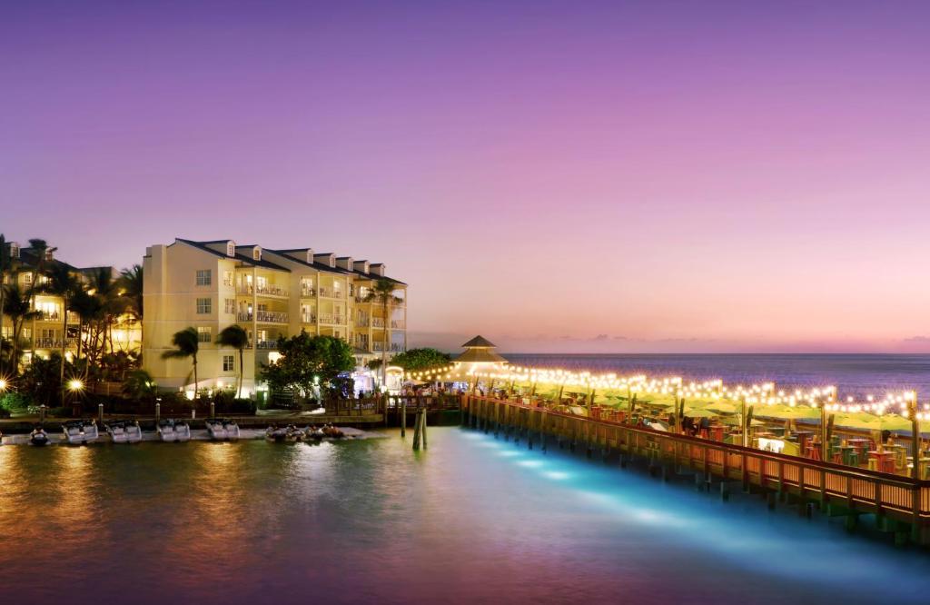 Blick auf die Stadt in der Nacht mit Lichtern in der Unterkunft Ocean Key Resort & Spa, a Noble House Resort in Key West