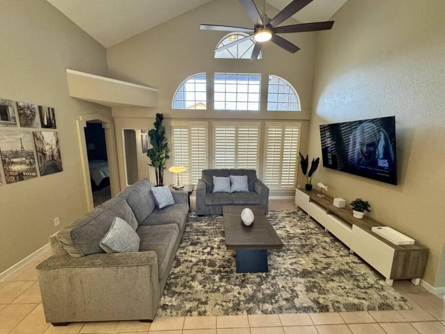 een woonkamer met een bank en een tafel bij Peaceful West: 4BR Dusk Haven in El Paso