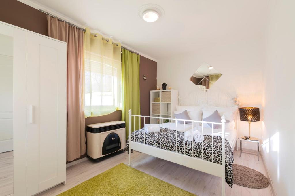 um pequeno quarto com uma cama branca e uma janela em Barbarosa Sweet Dream 3 em Budapeste