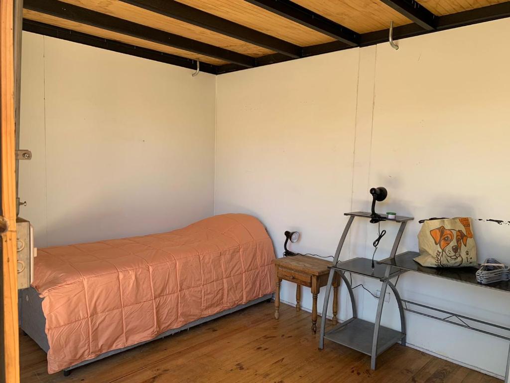 a bedroom with a bed and a desk in it at Departamento central Copiapó in Copiapó