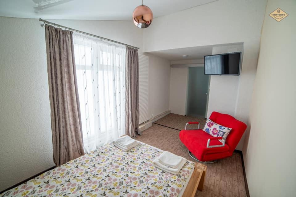 En eller flere senge i et værelse på Pensiunea Sky