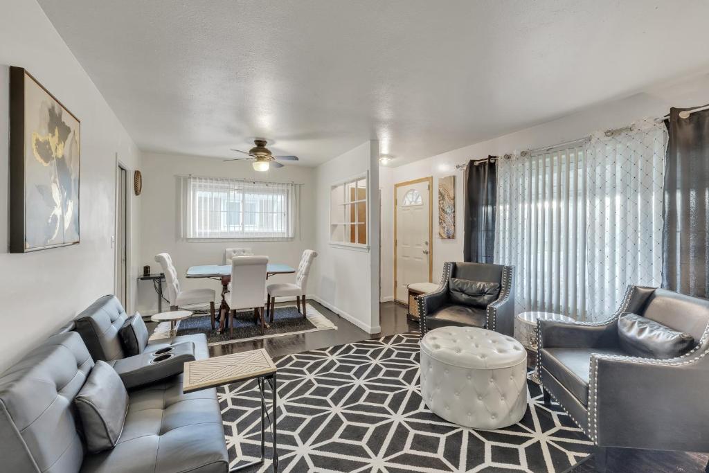 Χώρος καθιστικού στο Cozy 3BR Westland Retreat home