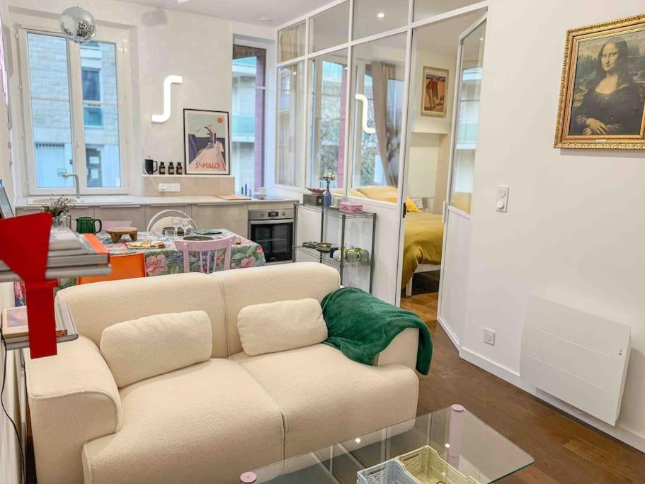ein Wohnzimmer mit einem Sofa und einer Küche in der Unterkunft La Galerie Dinard in Dinard
