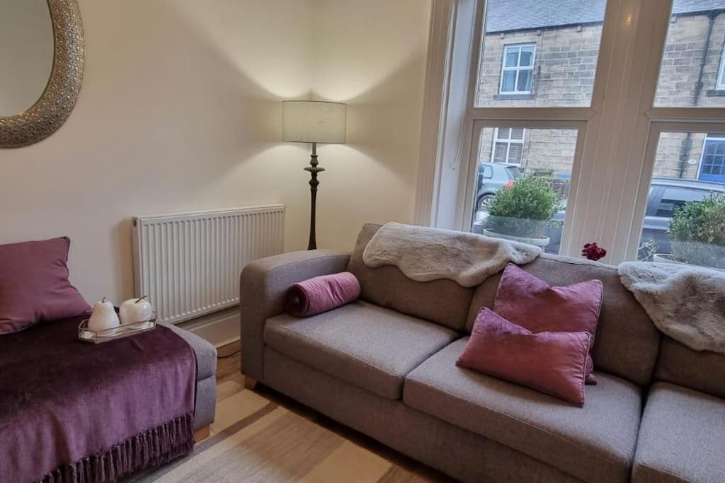 salon z kanapą i oknem w obiekcie Dale Cottage Cozy 3 Bedroom nr Ilkley - West Yorkshire w mieście Burley in Wharfedale