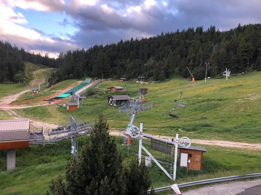 a ski resort with a hill with a ski lift at Studio Cabine Chaleureux 4 Personnes Pied des Pistes Pyrénées 2000 in Bolquere Pyrenees 2000