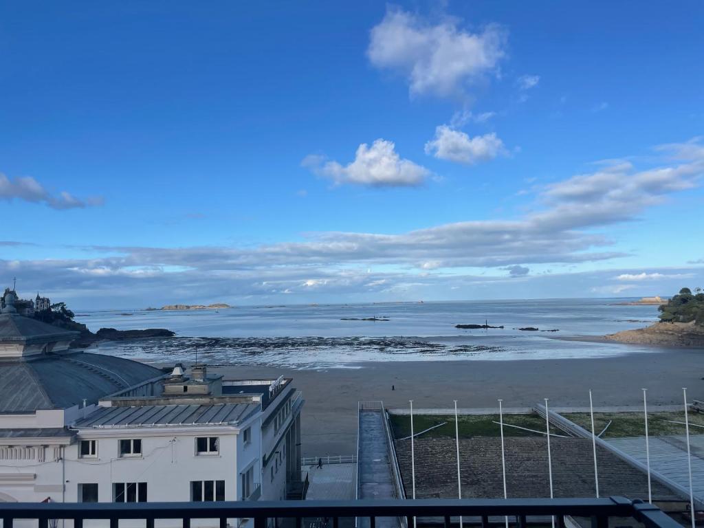 - une vue sur la plage depuis le balcon d'un bâtiment dans l'établissement Dinard centre, studio vue mer, à Dinard