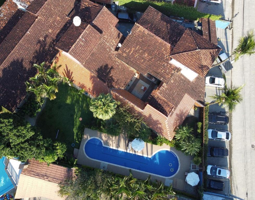 an overhead view of a house with a swimming pool at Maresias de Itu Suites pertissimo da praia com piscina in Maresias
