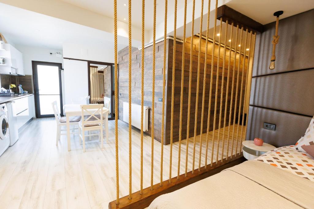Archi S lounge في غالاتس: غرفة نوم بجدار ذهبي مع طاولة وكراسي