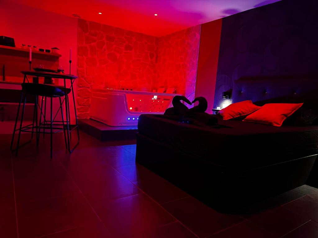 Msroom في لو فال ديه آجول: غرفة معيشة مع أريكة وأضواء حمراء