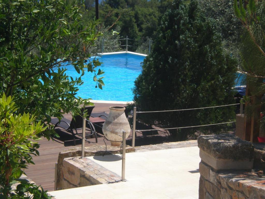 Bazén v ubytování Yialasi Hotel nebo v jeho okolí