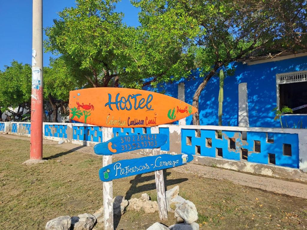 ein Straßenschild vor einem blauen Gebäude in der Unterkunft Galerazambahostal in Galerazamba