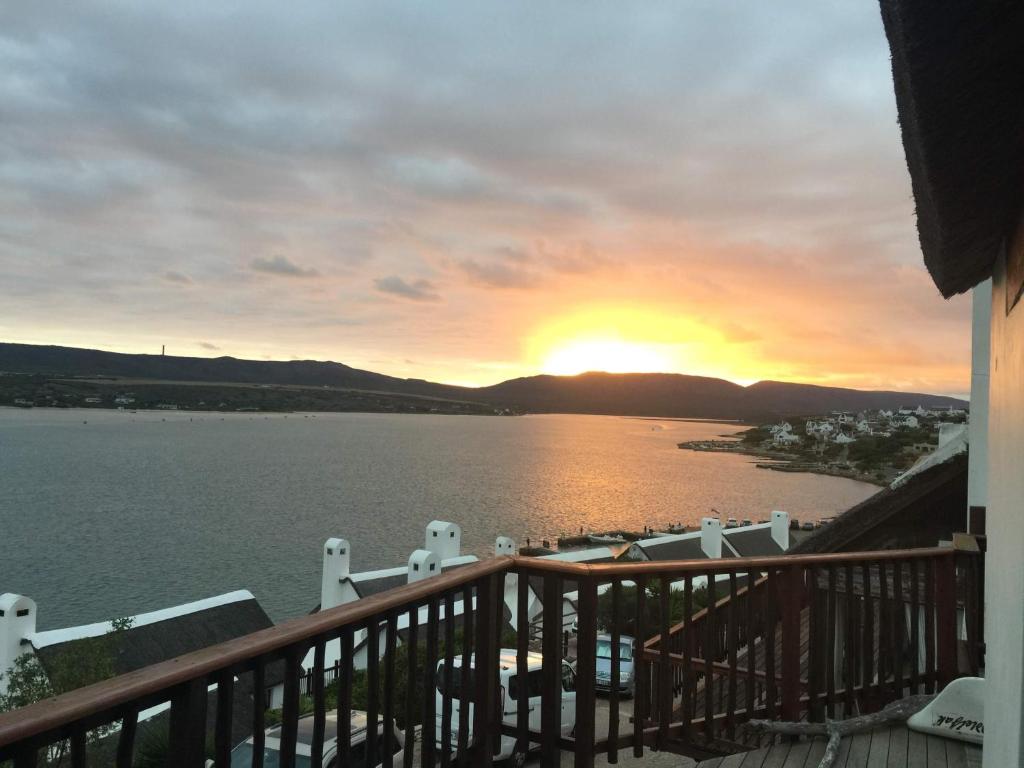 um pôr do sol a partir da varanda de uma casa em Breede View em Kontiki