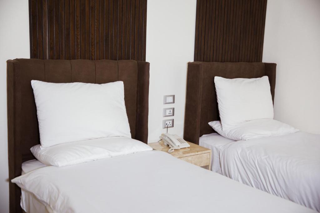 Postel nebo postele na pokoji v ubytování Tourist palace