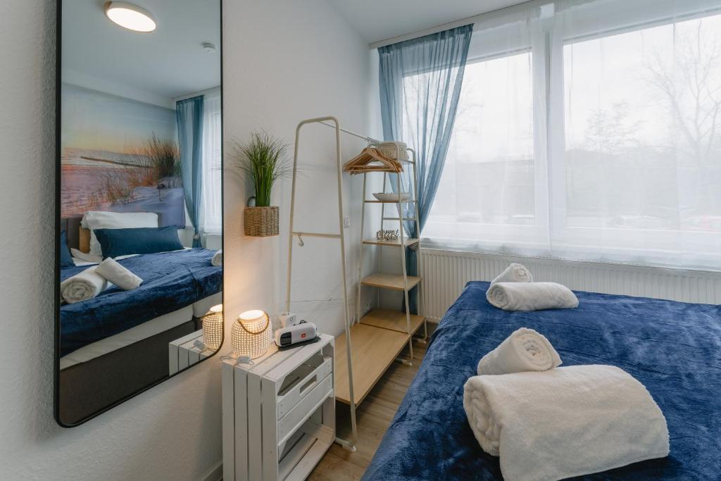 a bedroom with two beds and a mirror at Modernes 2-Zimmer Themen-Apartment "Meereslust" im Zentrum in Bayreuth