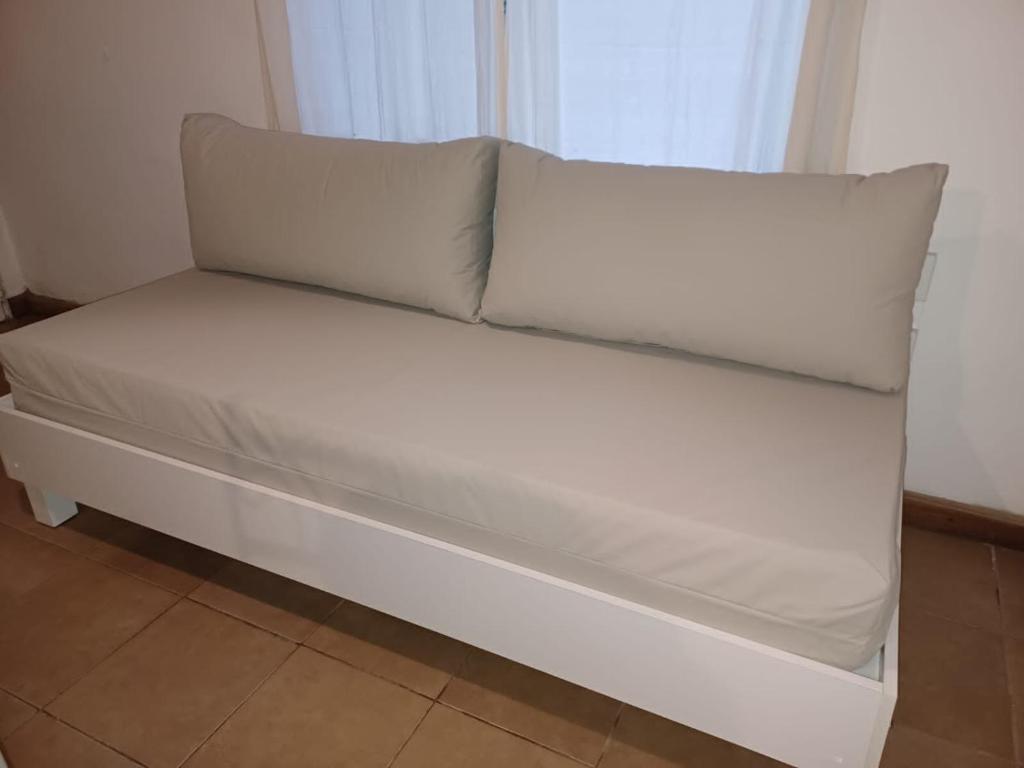 eine weiße Couch in einem Zimmer mit Fenster in der Unterkunft Pindó I in Concordia