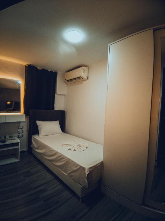 Postel nebo postele na pokoji v ubytování Tourist palace