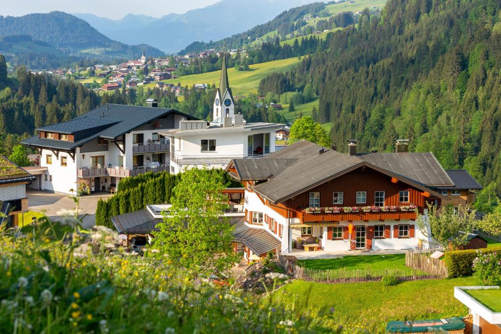 un villaggio in montagna con una chiesa di Haus Berg & Tal a Hirschegg