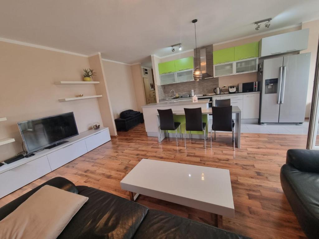 un soggiorno con divano e tavolo di Hawaii 08, 2 bedrooms, with garage a Novi Beograd