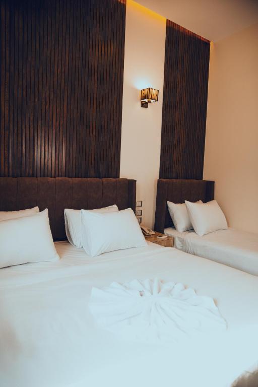 Postel nebo postele na pokoji v ubytování Tourist palace