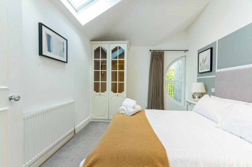 - une chambre avec un lit et une fenêtre dans l'établissement Unique 3 Beds 2 Baths Abbey Rd St John's Wood, à Londres