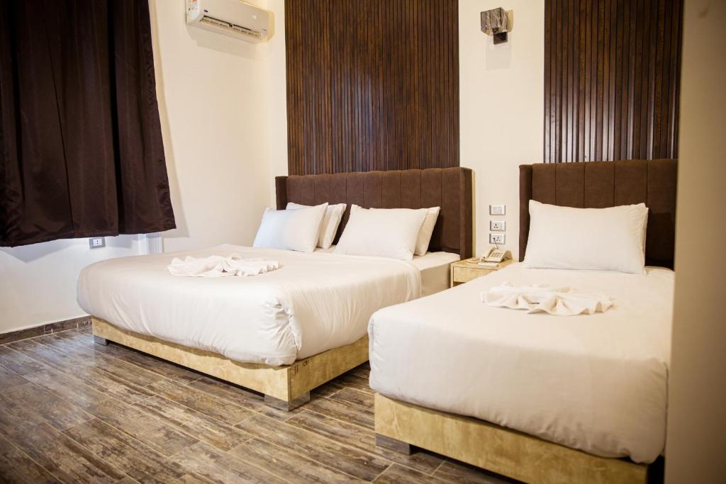 Postel nebo postele na pokoji v ubytování Tourist palace
