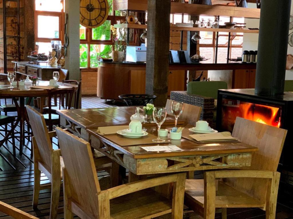 Um restaurante ou outro lugar para comer em Serra do Ibitipoca Hotel de Lazer