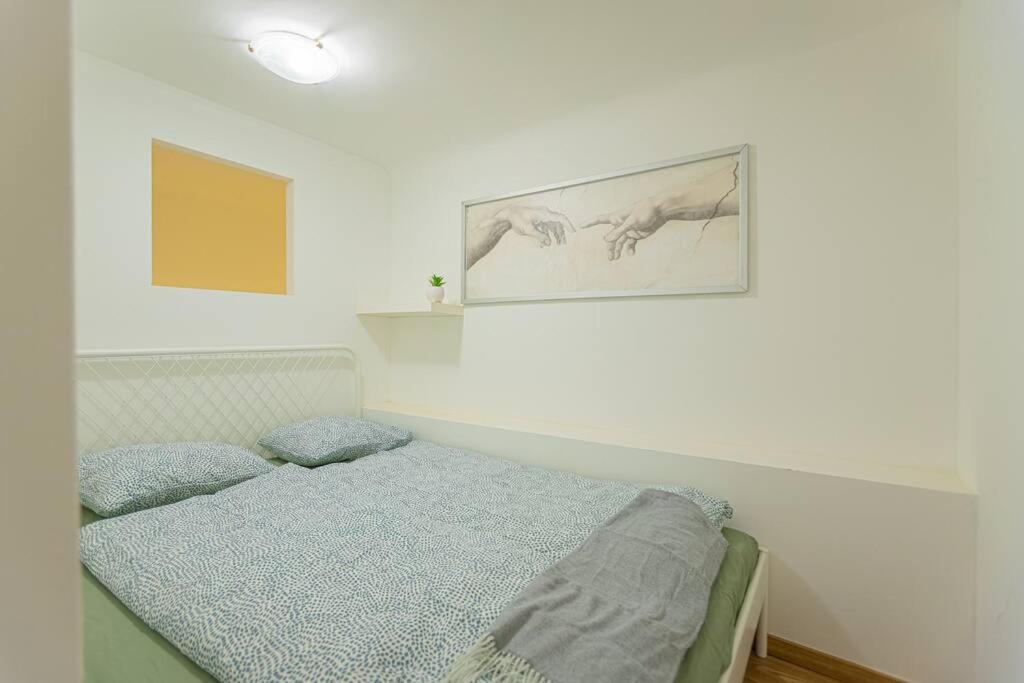 ein Schlafzimmer mit einem Bett und einem Bild an der Wand in der Unterkunft 2 bedroom apartment in the Dob street, Emerald in Budapest