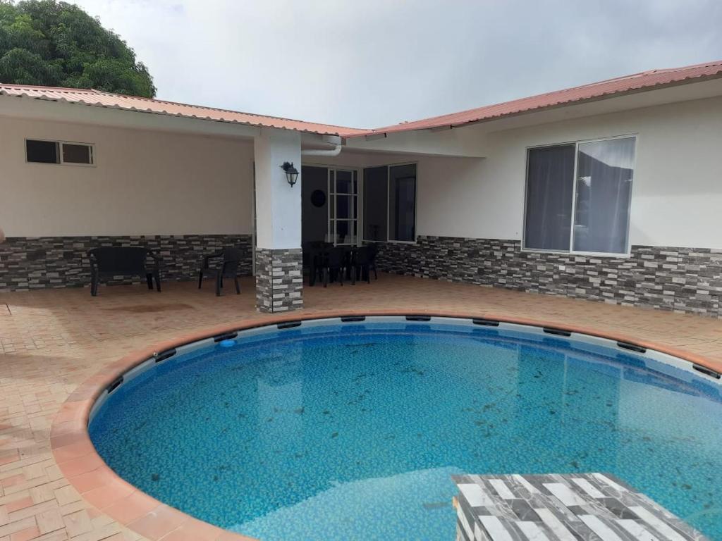 uma grande piscina em frente a uma casa em Quinta la Rivera Villavicencio em Villavicencio