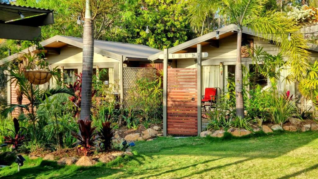 黃金海岸的住宿－Healing Garden Retreat - Uluwatu，前面有花园的小房子