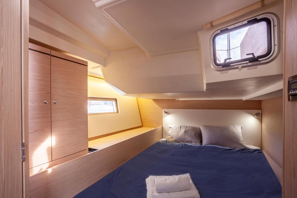 Postel nebo postele na pokoji v ubytování Yacht Psari