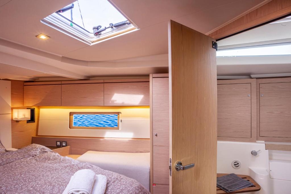 Postel nebo postele na pokoji v ubytování Yacht Psari