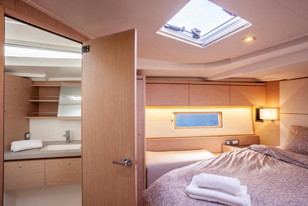 Postel nebo postele na pokoji v ubytování Yacht Psari