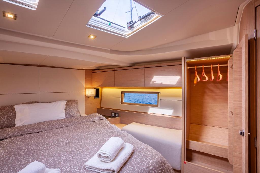 Postel nebo postele na pokoji v ubytování Yacht Psari