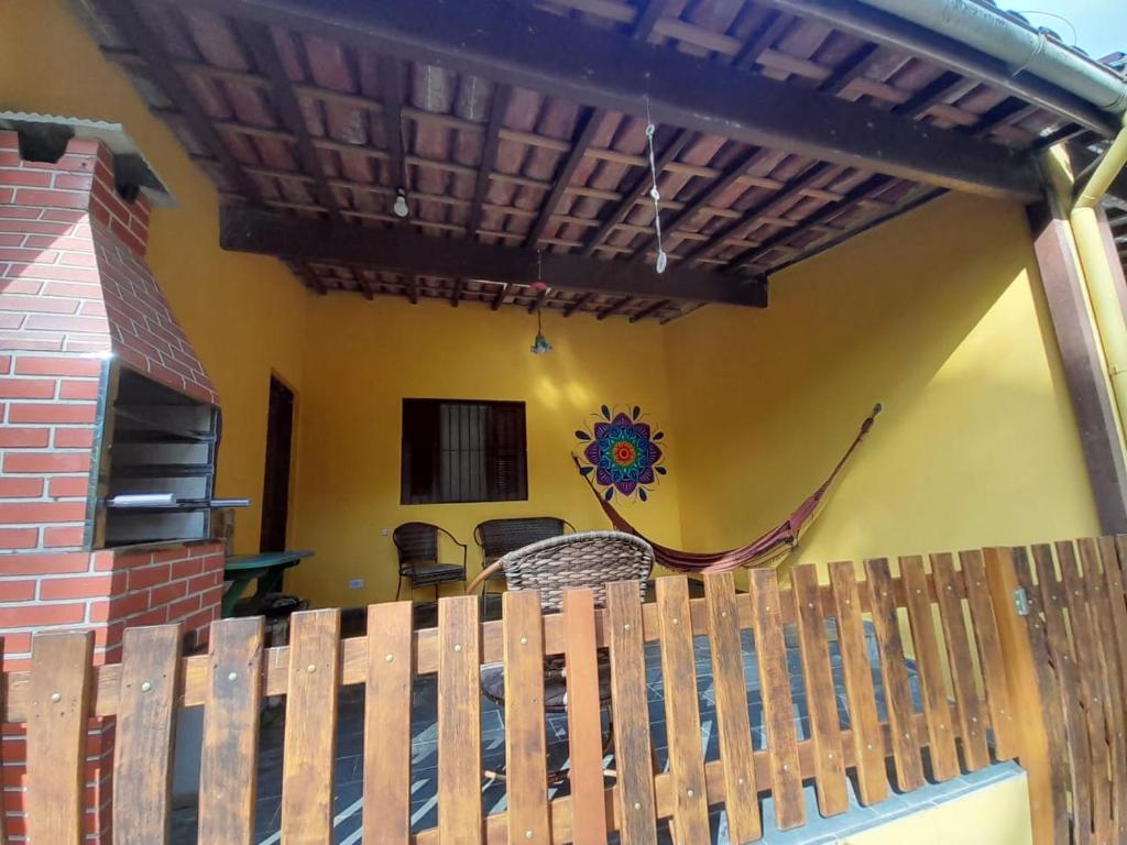 a patio with awning and a table and chairs at Mandala casa 3 dorms cond fech piscina churrasqueira in Boicucanga